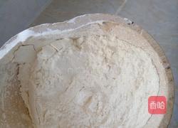 火腿玉米蔬菜披萨的做法图解1