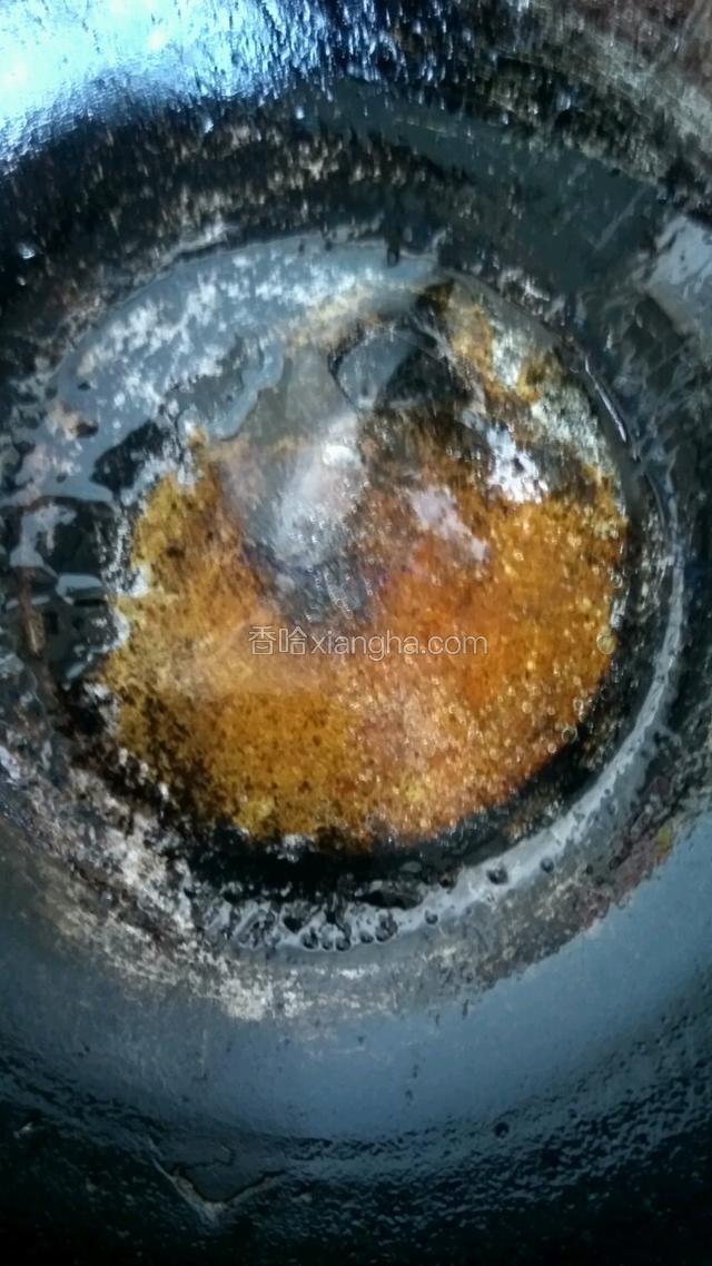 开火，放适量油，倒入蚝油汁。关火。