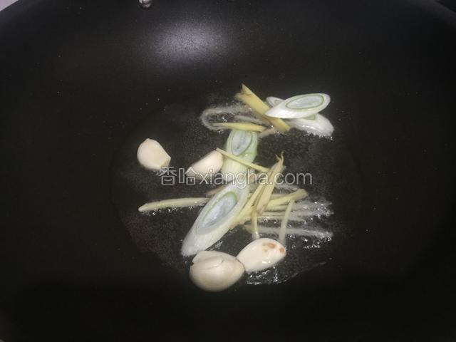 锅里加油烧热，放入葱姜蒜爆香。