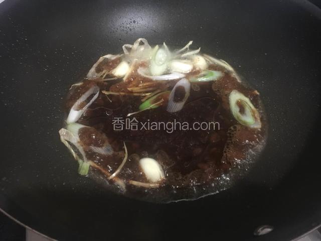 倒入酱汁略炒一下。