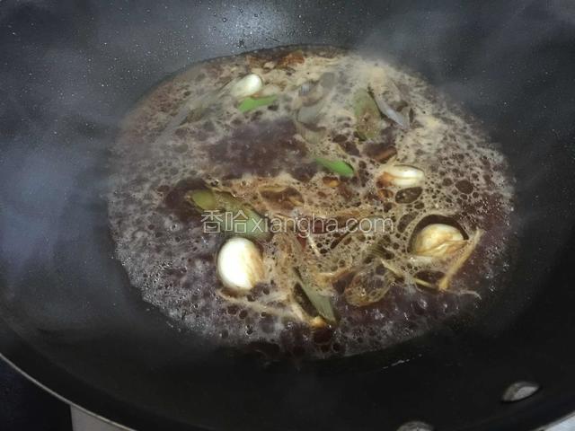 加入适量的清水烧开。