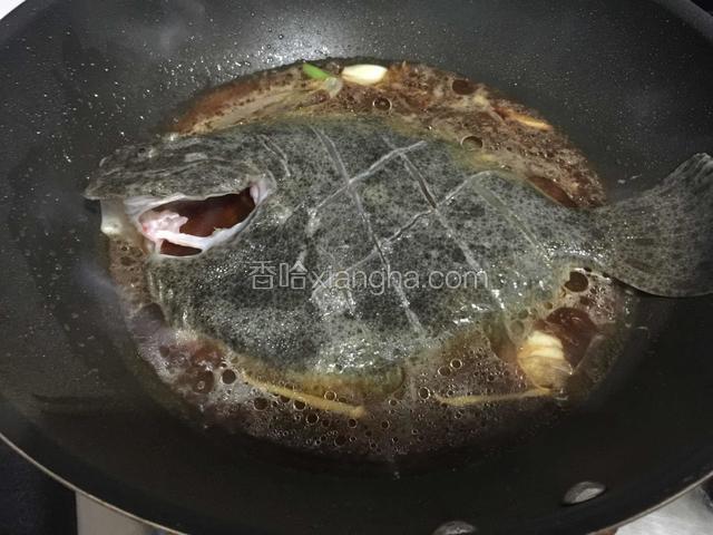 放入多宝鱼，盖上锅盖大火烧开转小火焖煮10-15分钟。