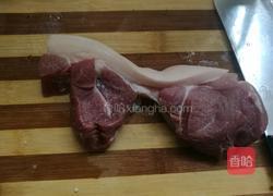 家常青椒炒肉的做法图解1