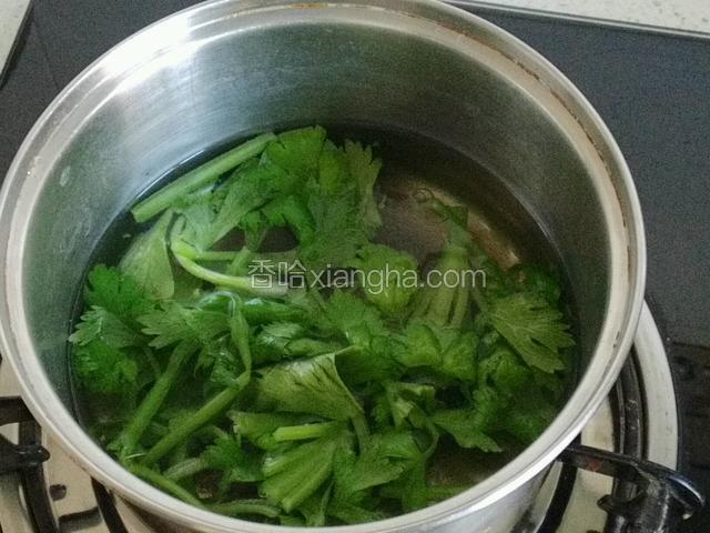 芹菜热水焯两分钟。