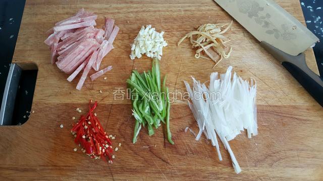 瘦肉，葱，姜，辣椒全部切丝，蒜切沫