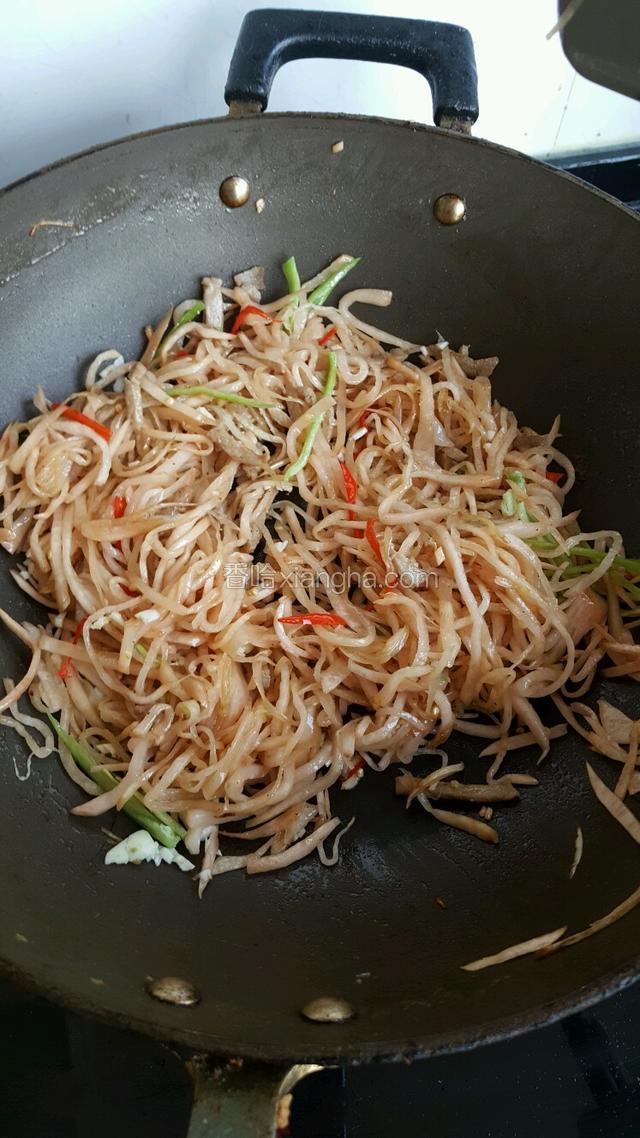之后倒入萝卜，放调料，出锅前放青椒和蒜沫