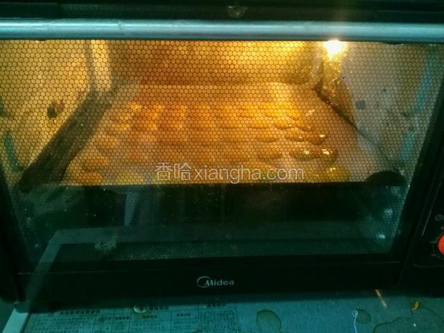 放入烤箱，160度上下火，十五分钟左右