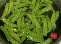 荷兰豆炒腊肠的做法图解1