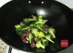 西兰花炒腊肉的做法图解6