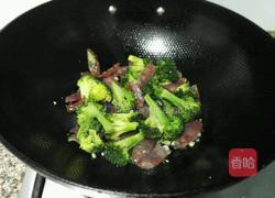 西兰花炒腊肉的做法图解7