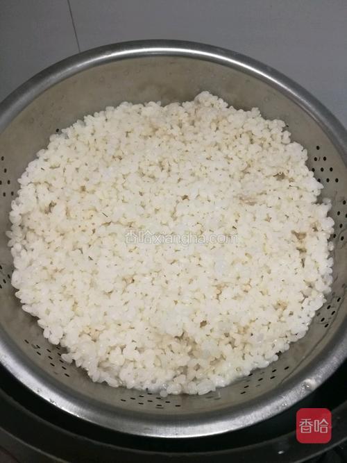 煮到半熟时把它沥起来。