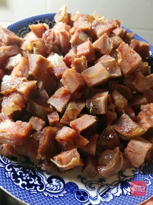 为了更美味，还可以把腊肉或者香肠切丁。