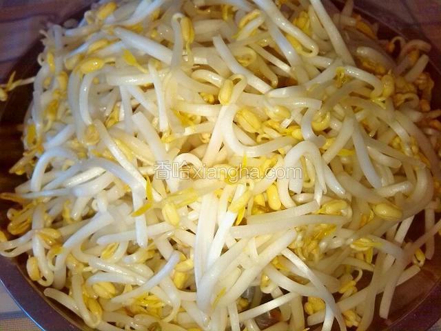 绿豆芽摘去根洗净