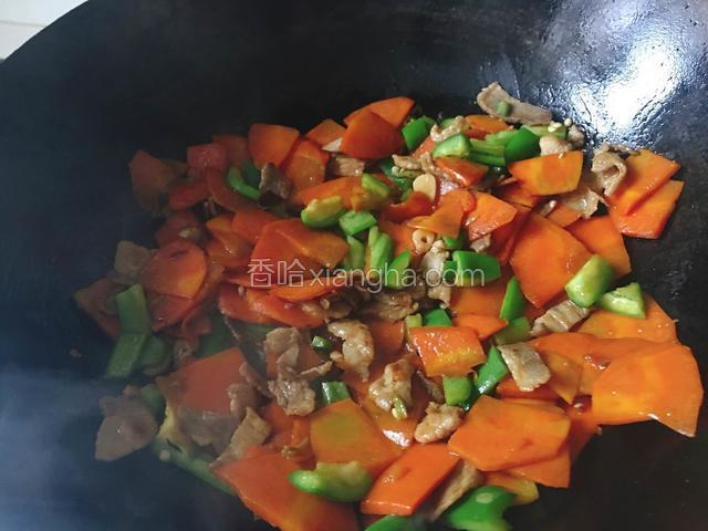 胡萝卜快熟了以后再放入青椒翻炒，放盐和酱油调味。