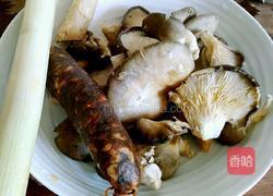 腊肠炒蘑菇的做法图解1