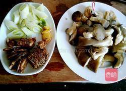 腊肠炒蘑菇的做法图解2