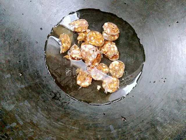 热锅加水，加水香肠大火煮沸腾。