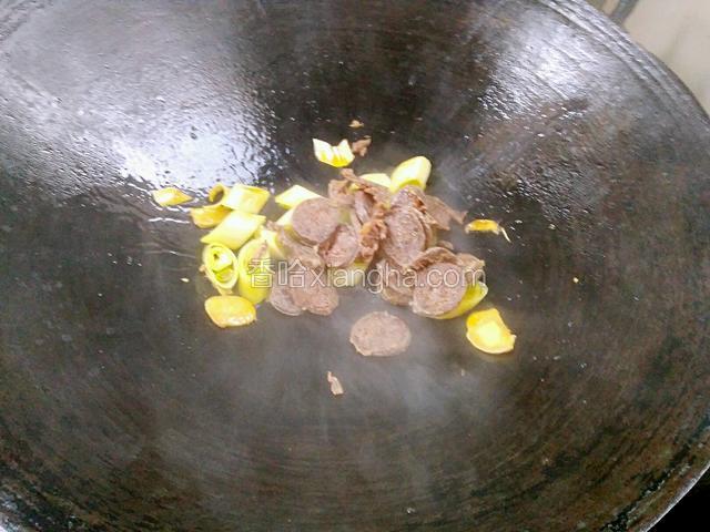 加入香肠中火炒一分钟