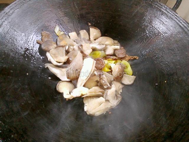 加入蘑菇大火炒匀