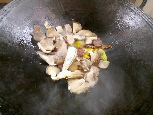 加入蘑菇大火炒匀