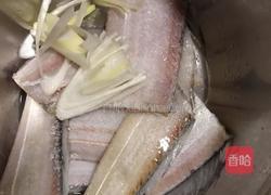 香酥炸带鱼的做法图解1