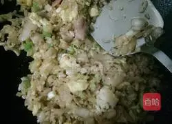 Illustration of how to make egg and bacon fried rice 7