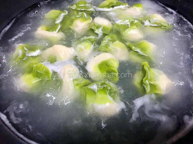 锅中放宽水烧开后放入饺子煮沸加凉水两次操作，饺子浮起了肚子朝上漂浮着煮两三分钟就熟了。