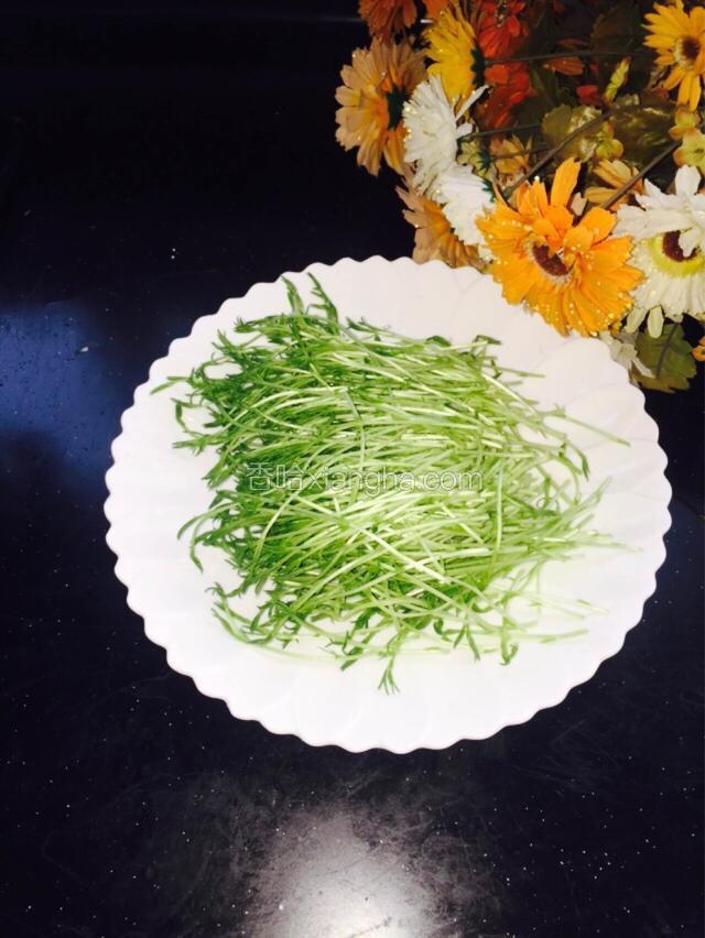 做一份芥末松柳拌粉皮 非常的爽口哦