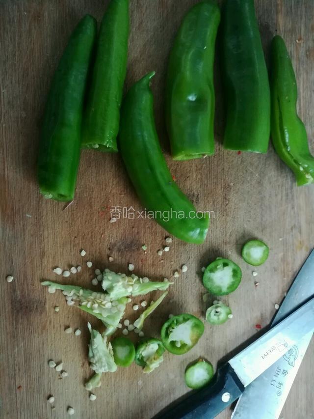 用小尖刀把辣椒里面的经络挖出来