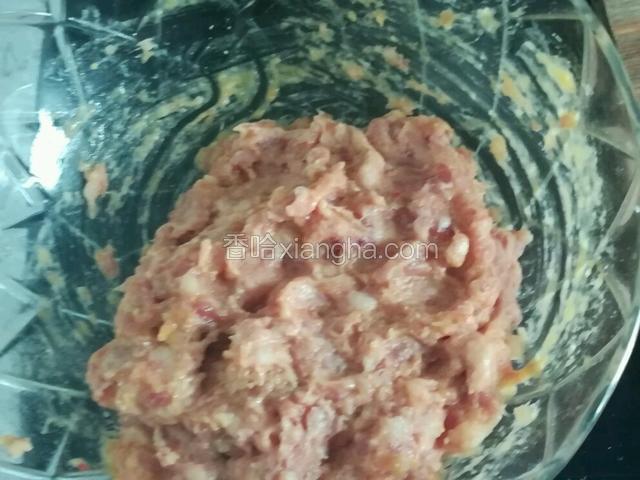 准备肉泥：我是请卖肉的师傅搅碎了的。肉泥中加盐，鸡精，生抽，胡椒粉，淀粉，鸡蛋抓匀。