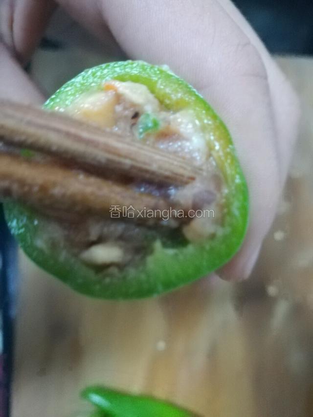 把肉泥塞在青椒肚中。