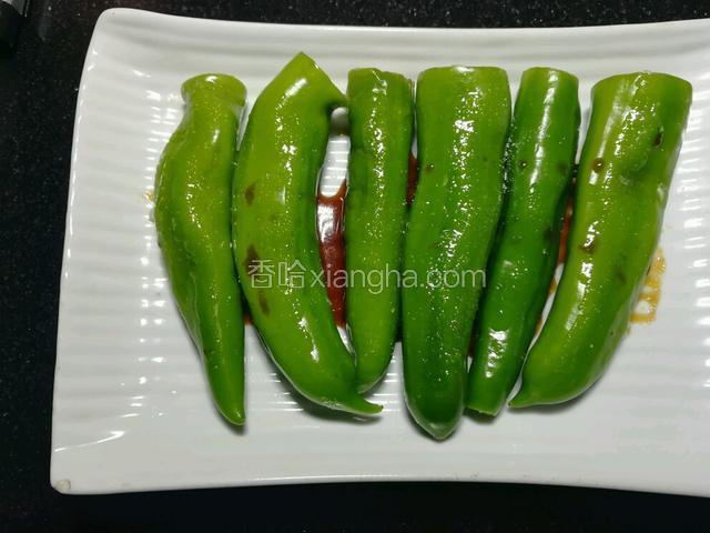 每一个青椒上均匀的撒一点点盐，淋上蒸鱼豉油，茶油。（这一步我就没放鸡精了）
