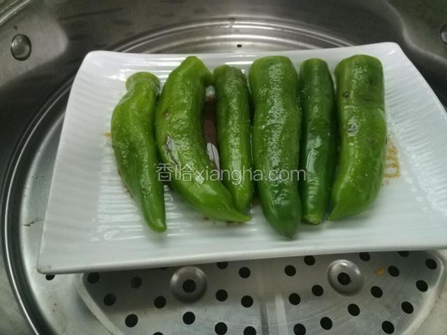 蒸锅上汽后，放入青椒蒸八到十分钟。（有的人蒸很久也行，只是很软烂，我家不喜欢吃软烂的口感所以只蒸八九分钟）