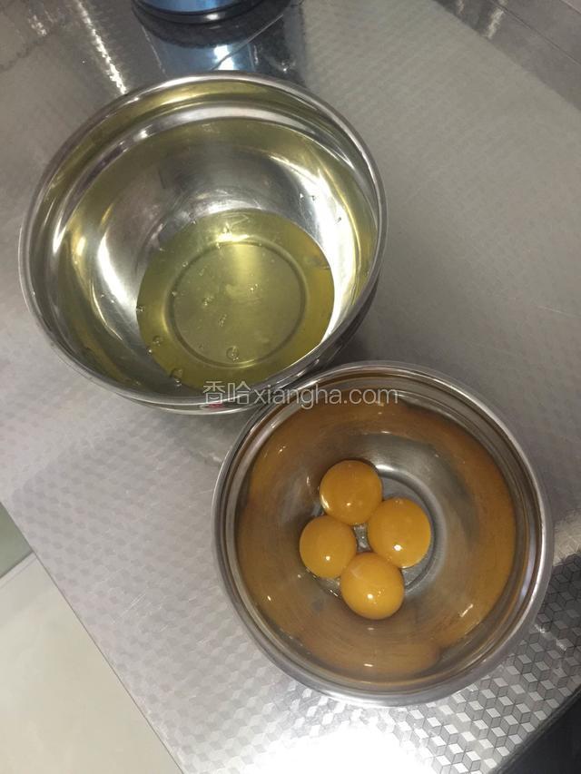 分离蛋黄和蛋清(蛋清盆要清洁保证无水)