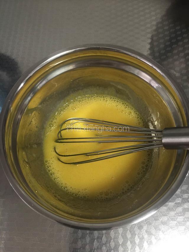 继续加入牛奶和玉米油搅拌均匀