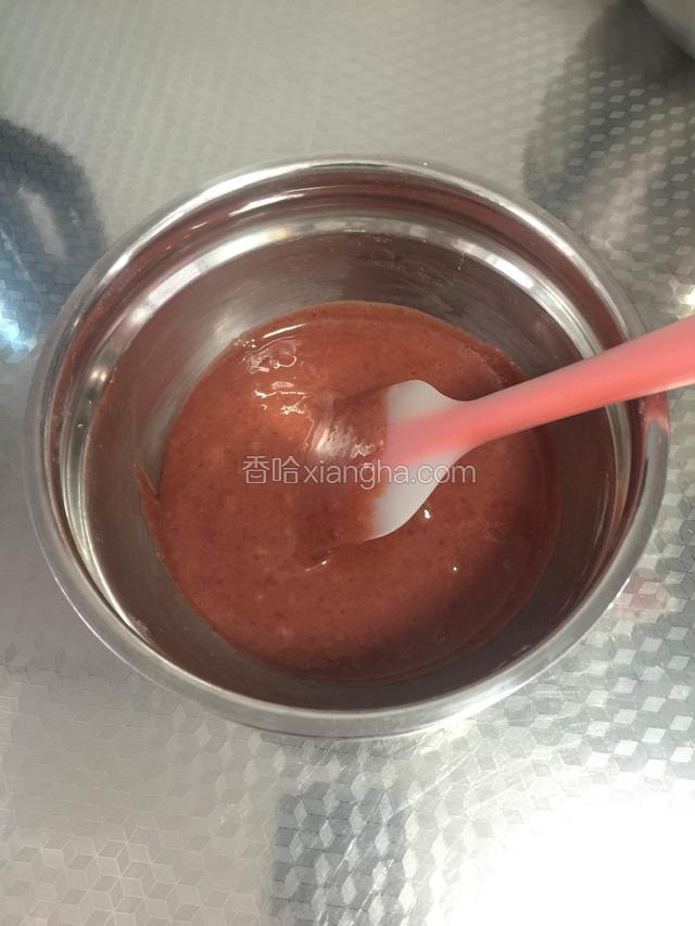 筛入低筋面粉和红曲粉，也可以筛入一些泡打粉，搅拌均匀待用