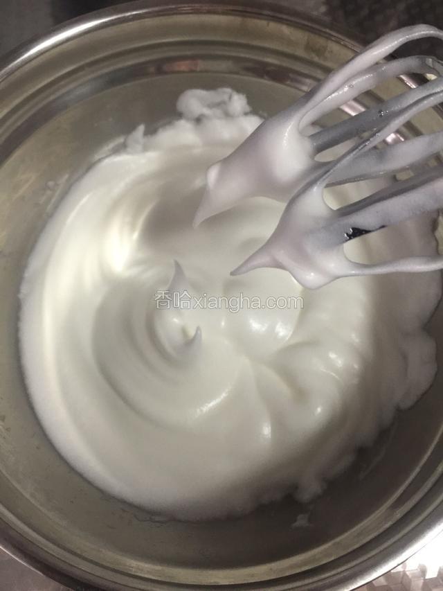 打发至蛋白不再流动，呈细腻奶油状，可以提起一个不倒的小尖角时停止