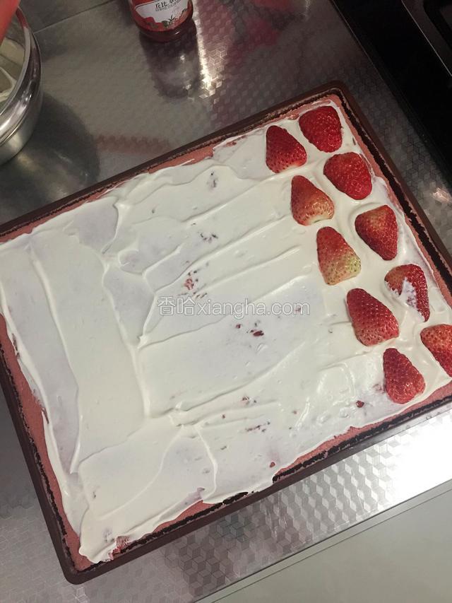 之后抹上淡奶油，摆上草莓