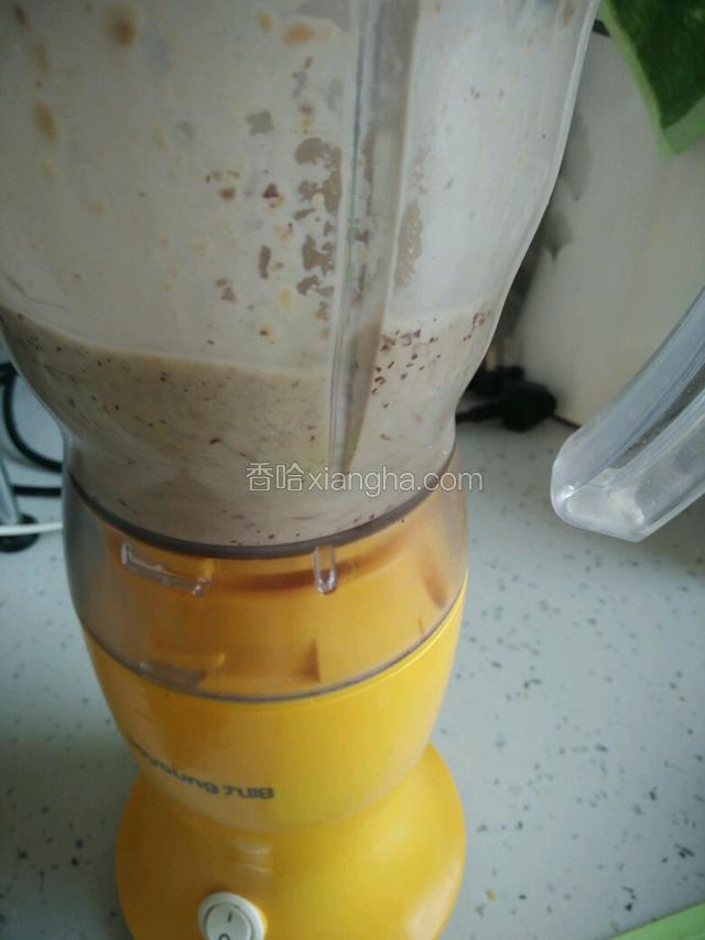 把大枣和坚果放入料理机加入一半的牛奶打碎