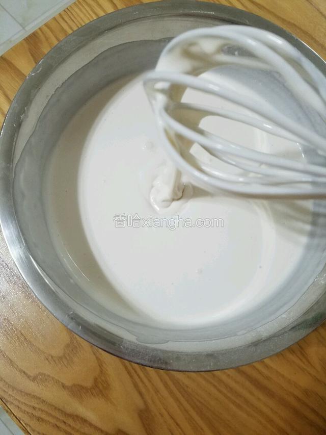 将称重好的水慢慢倒入米发糕，不要一次性倒入，调到这种浓稠的泥浆状就可以，就不需要再加水了，因为米粉的吸水性不同，所以尽量缓慢的加入清水。