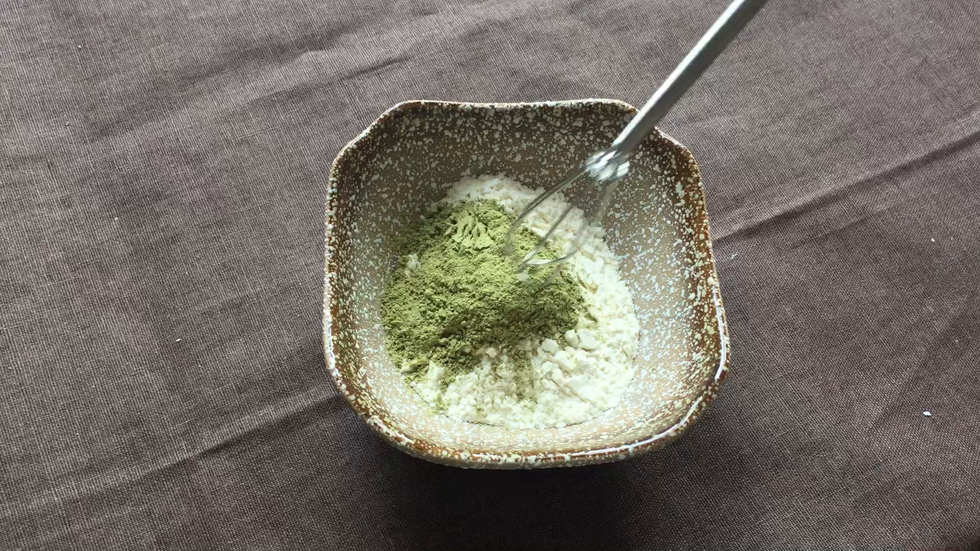 低粉和抹茶粉混合均匀