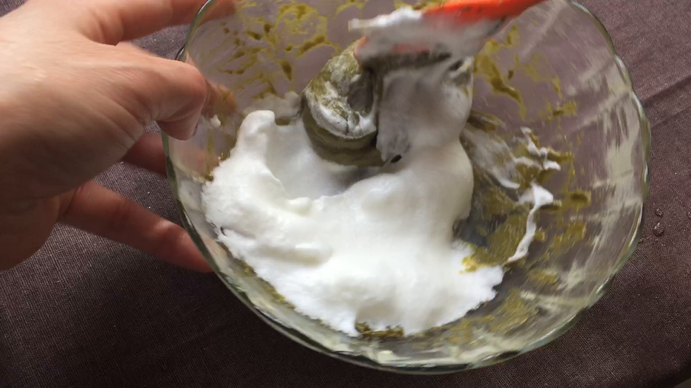 1/3蛋白霜放入蛋糊，翻拌