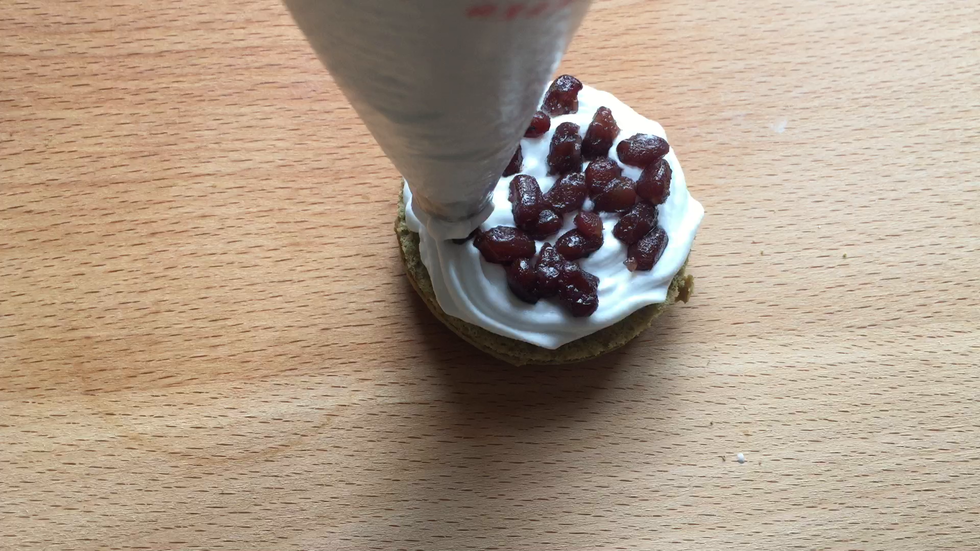 放入蜜红豆，再挤上奶油