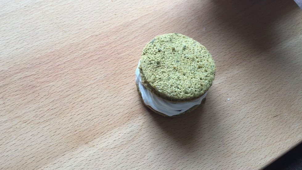 放上另一片，挤上奶油