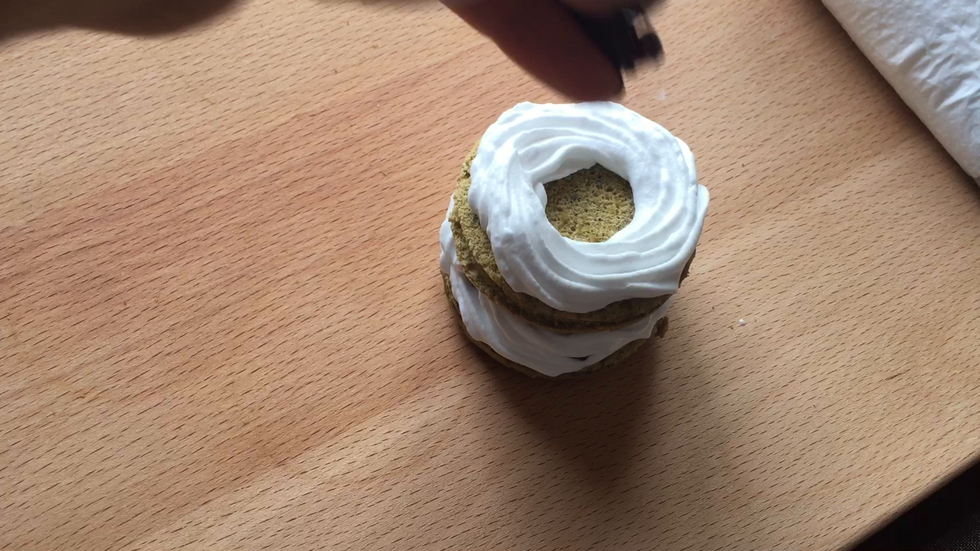 中间镂空，放入蜜红豆