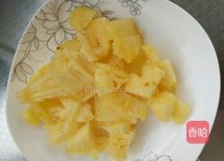 菠萝炒年糕的做法图解1