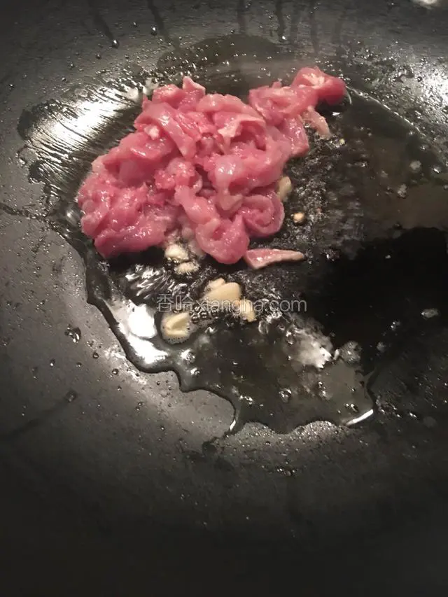 热油锅，爆香蒜头，再放肉丝翻炒变色。