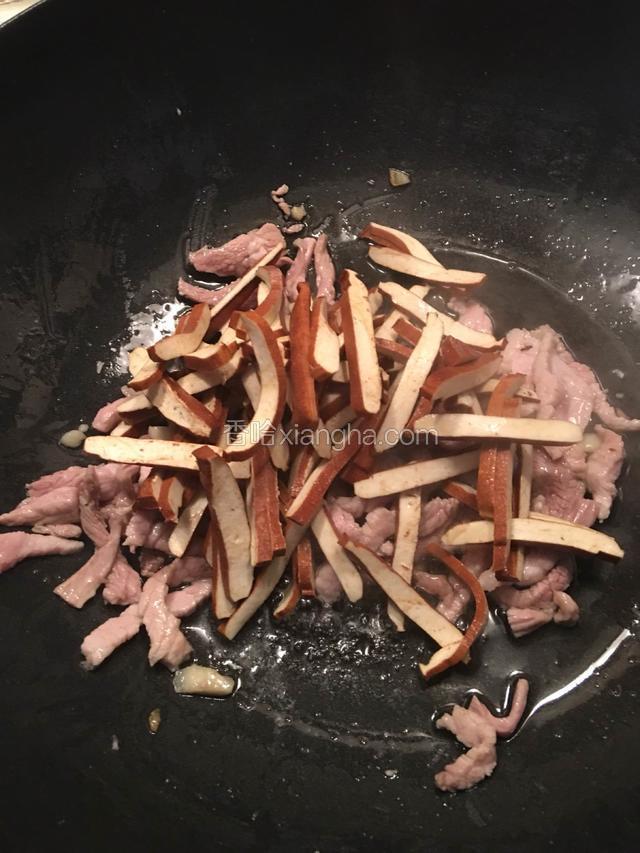 放香干翻炒一会