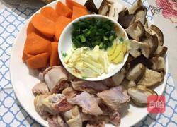 香菇炖鸡腿的做法图解1