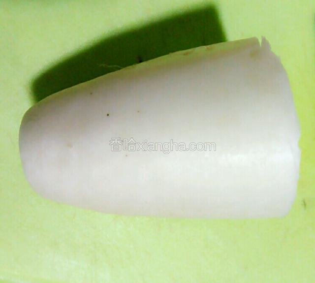 切下这么一段就可以了。将萝卜清洗干净，皮可剥可不剥！我没剥。